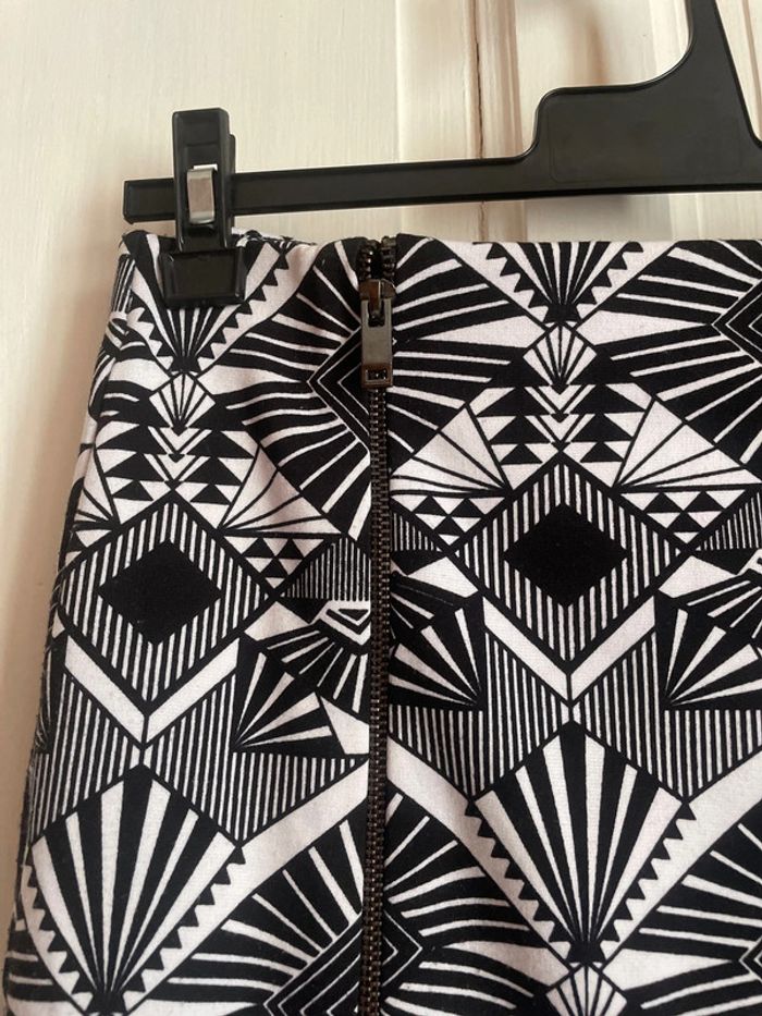 Minijupe femme motifs noir blanc atzèque élastique taille, TBE Jennyfer, taille M - photo numéro 2