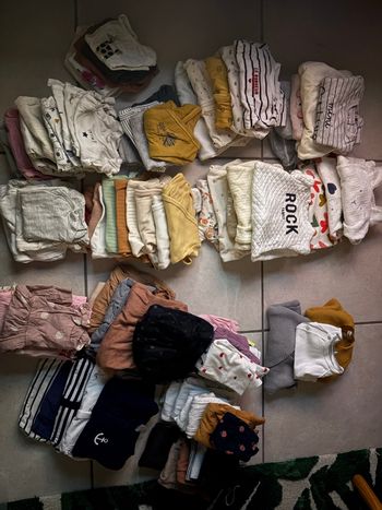 Gros lot de vêtements 1 mois avec quelques pièces en taille naissance