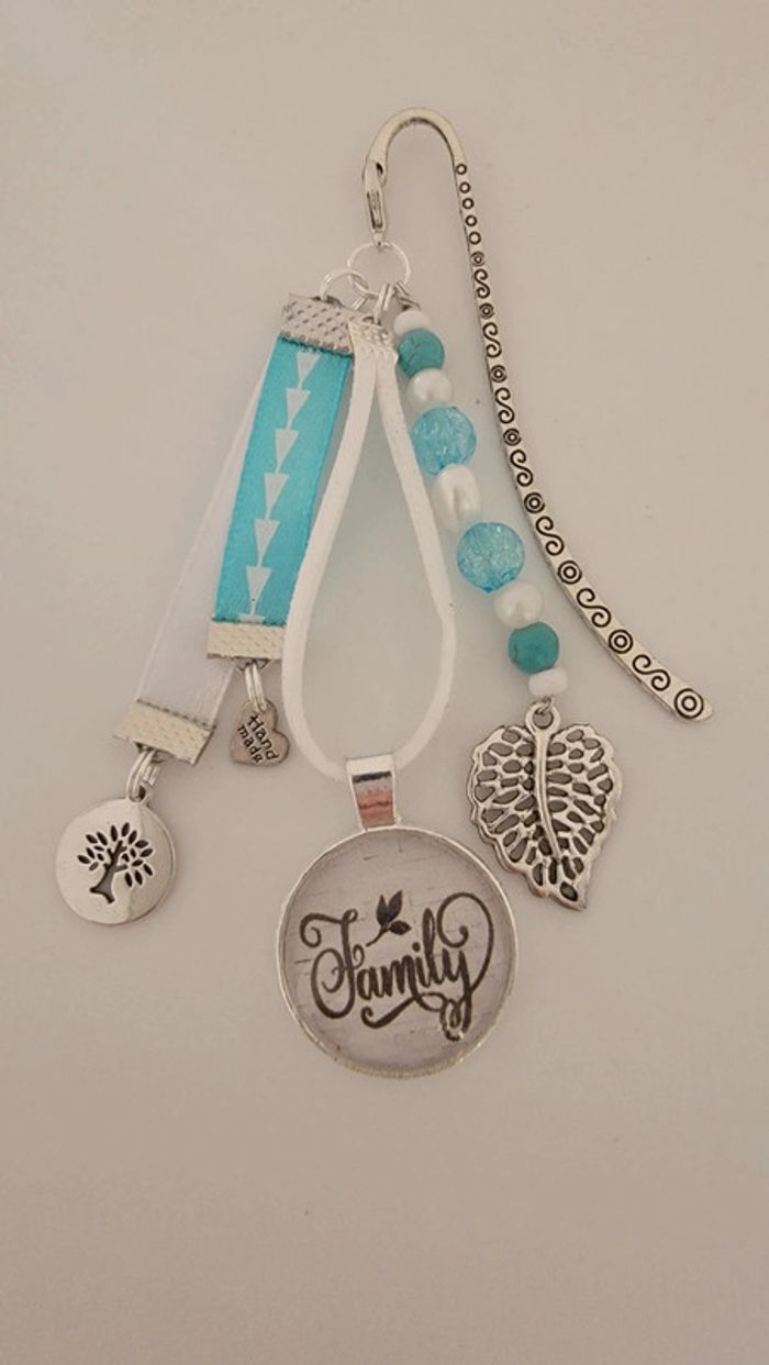 Cadeau famille, bijoux de sac ou marque page " family"