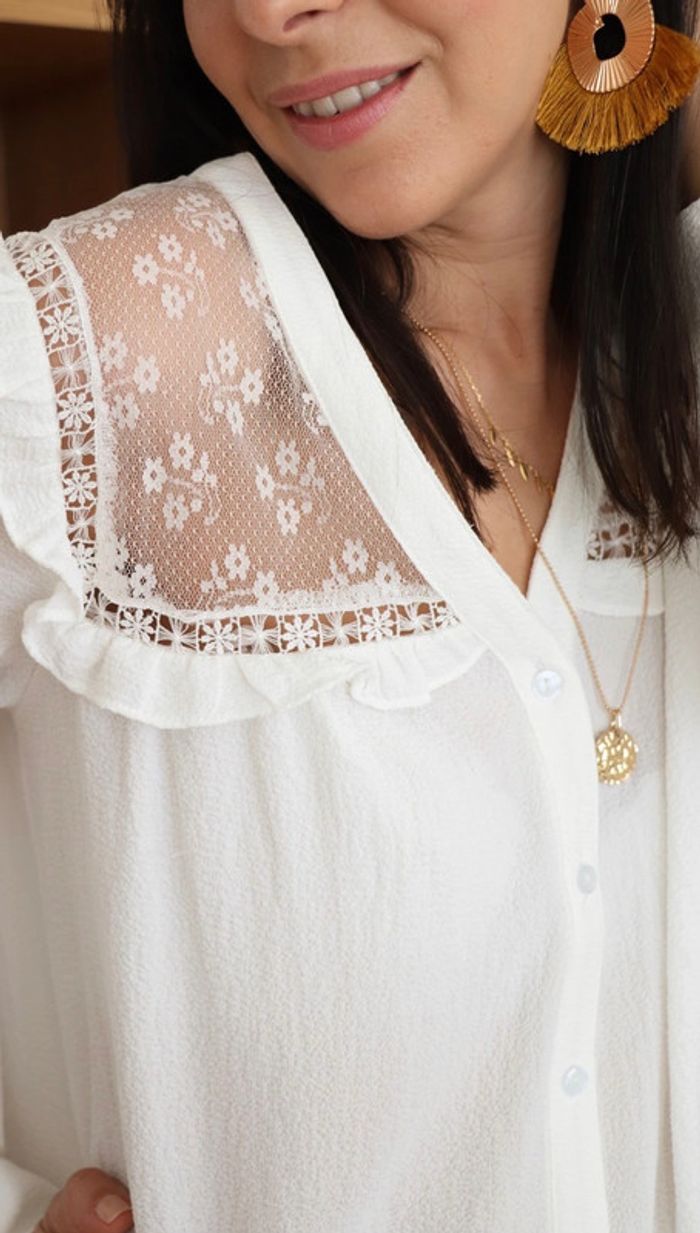 🌟 Blouse blanche avec dentelle - photo numéro 2