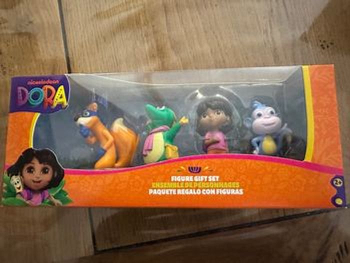 Lot de 4 figurines Dora Neuf