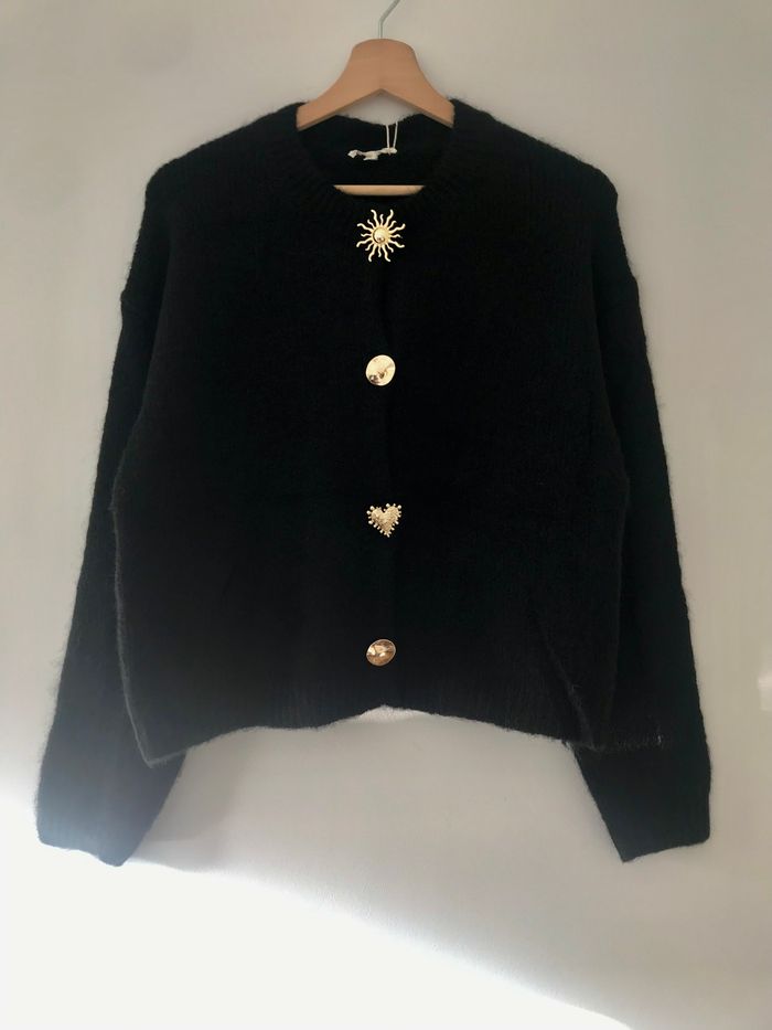 Gilet / cardigan Noir tendance - taille  unique - boutons bijoux dorés - photo numéro 2