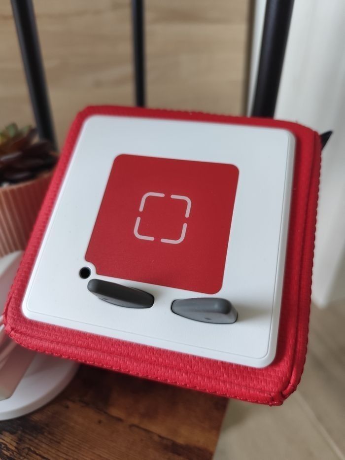 Toniebox rouge avec son chargeur - photo numéro 2