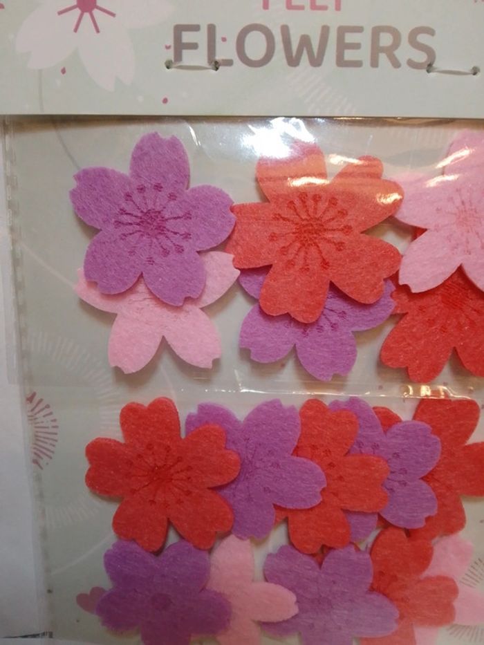 Fleurs en feutrine rouge x16 scrapbooking - photo numéro 2