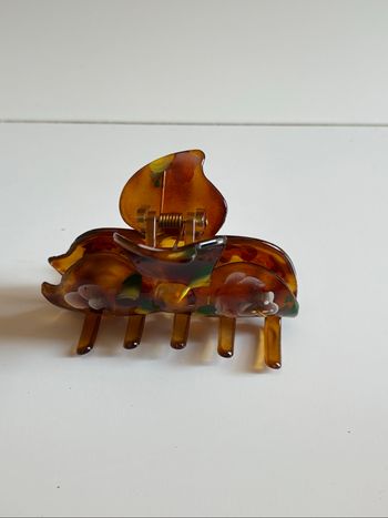 Pince à cheveux en plastique marron avec motif peint
