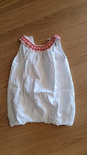 robe encolure cleopatre blanche avec des points irises