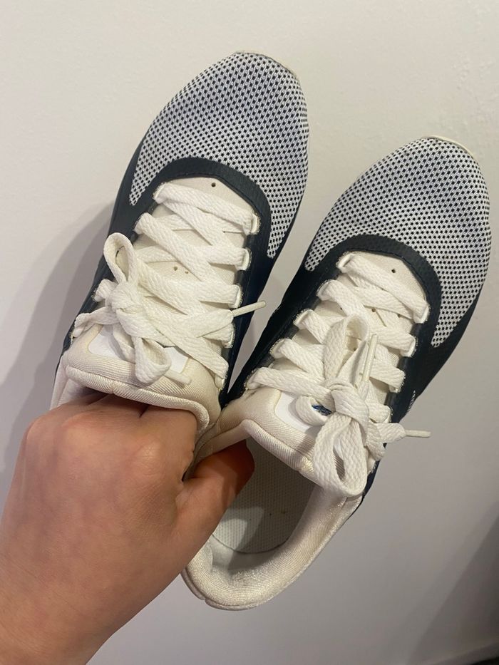 Basket Nike air essential noir et blanches - photo numéro 2