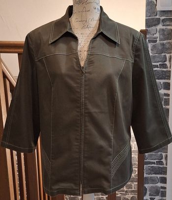 Veste manches 3/4 zippée kaki aux coutures apparentes