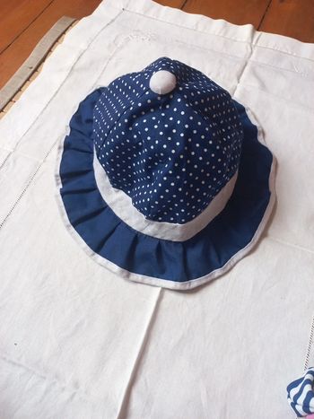 Beau chapeau marine a pois 6 à 18 mois