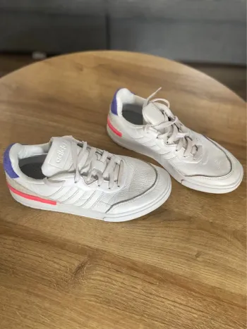 Baskets Adidas blanches avec détails colorés – Pointure 40
