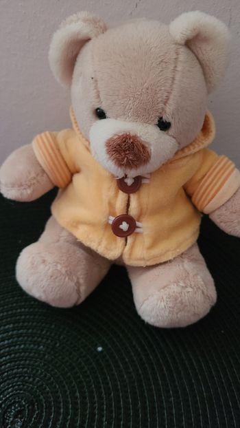 Doudou peluche ours beige pull capuche jaune Kiabi Nicotoy