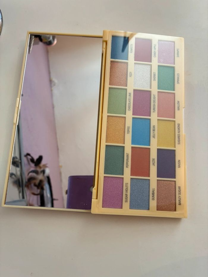 Palette chocolate sprinkles, 18 fards irisés, Makeup Revolution. - photo numéro 5
