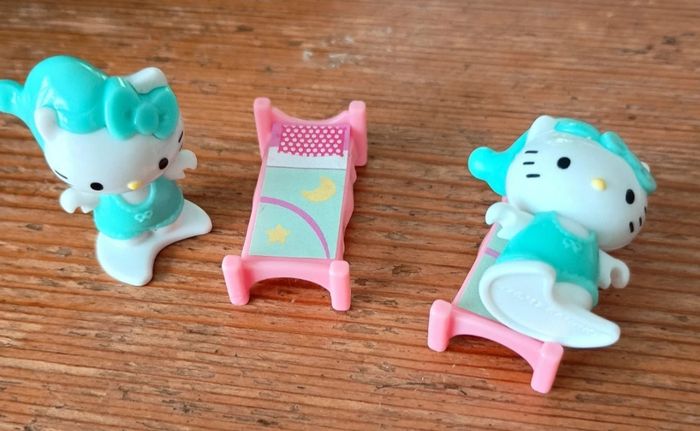 2 petits personnages Hello Kitty - photo numéro 2