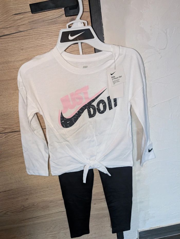 Ensemble Nike. 6 ans. Neuf