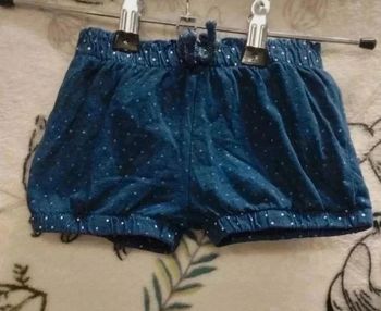 Short de la marque Vertbaudet en taille 12 mois à pois qui s'efface en bon état