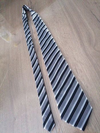 Cravate noire et grise à rayures