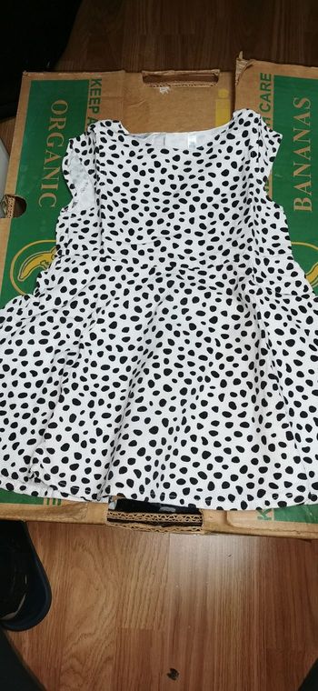 Robe blanche avec petit gilet noir