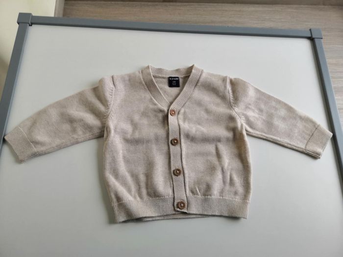 Lot de 2 gilets à col V en maille légère (Beige et Bleu) 6 mois Kiabi