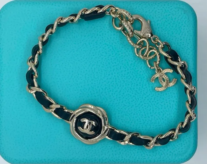 Bracelet doré entrelacé