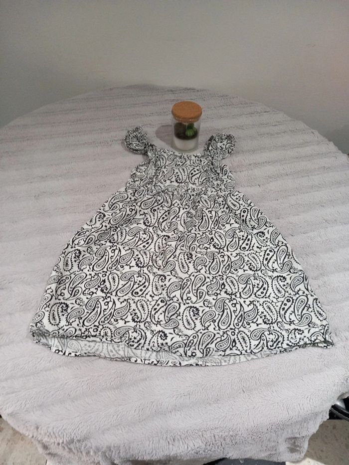 Robe noire et blanche