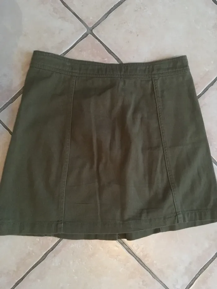 Superbe mini jupe de marque Meshme en 38 kaki excellent état - photo numéro 5