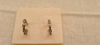 Demi créoles métal argenté avec brillants blancs