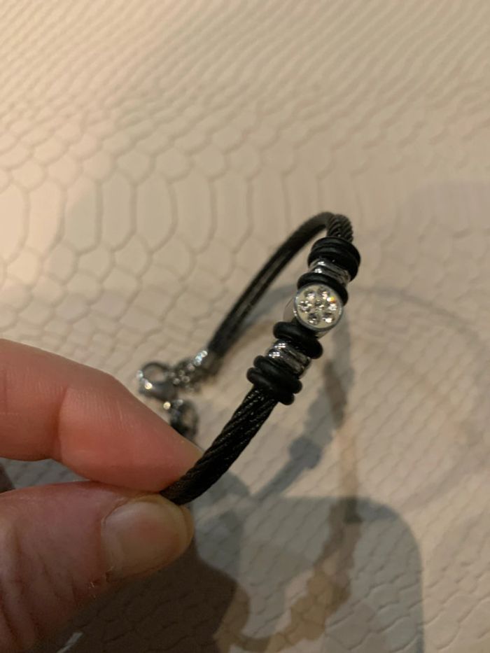 Petit bracelet rigide noir avec petit brillant