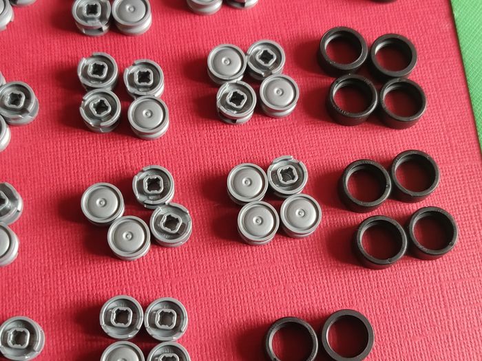 44 petites roues / jantes grises avec pneus Lego - en parfait état jamais utilisées - vrai Lego - photo numéro 6
