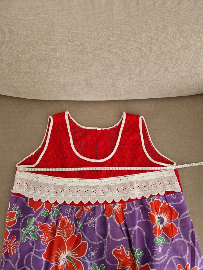 Robe polynésienne violette à motif fleurs à détail dentelle - photo numéro 7