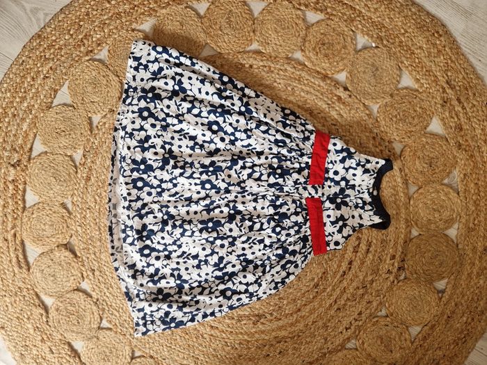 Superbe robe a fleurs marine, blanche et rouge idéale Cérémonie 🐇2 / 3 ans🐇 - photo numéro 4