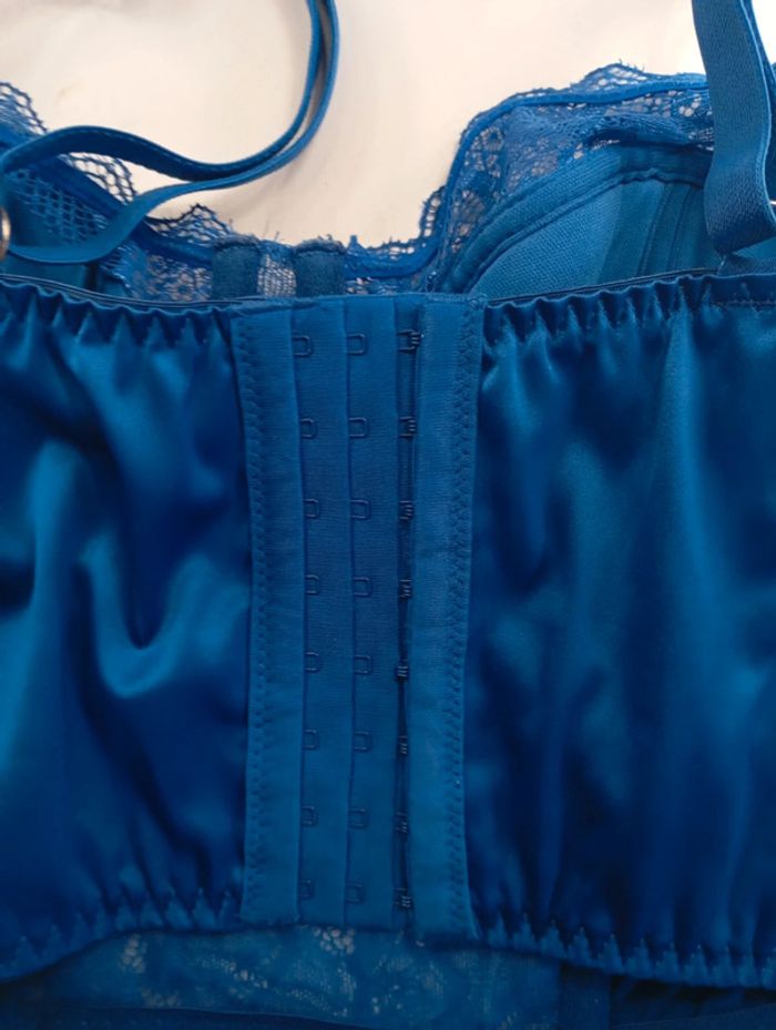Top en dentelle taille fr:100c. Eur:85c - photo numéro 4