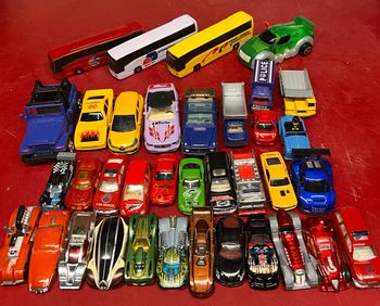 Lot de 36 véhicules de différentes marques