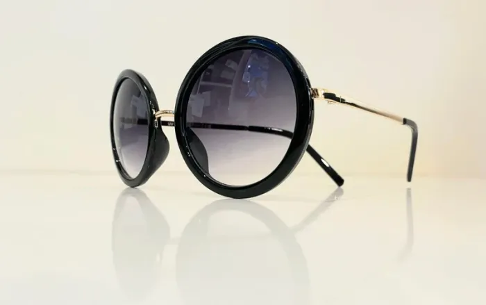 Lunette de soleil femme ronde noire et dorée verres dégradés UV protection catégorie 3 - photo numéro 8