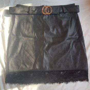 Jupe en simili cuir noir avec dentelle et ceinture