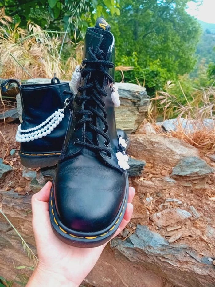 Dr. Martens noir made in England 🇬🇧 custom chic perles et fleurs uk7 40 - photo numéro 6