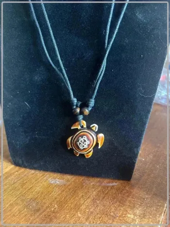 Collier tortue en résine