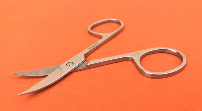 Paire de ciseaux à broder  Pointe de lame fine et courbée - photo numéro 7