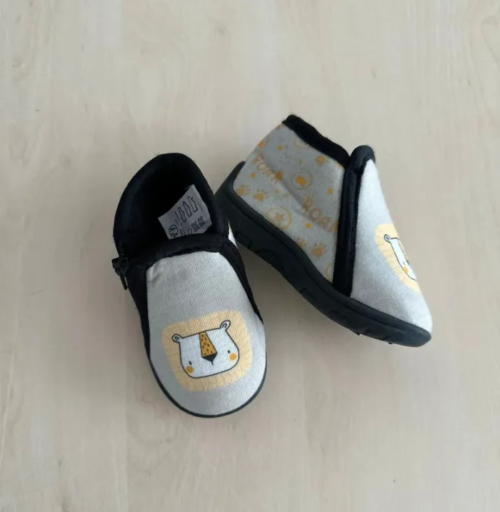 Chaussons garçon bébé taille 18