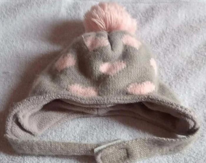 Bonnet avec pompon avec cache oreille gris motif coeur rose intérieur polaire - photo numéro 2