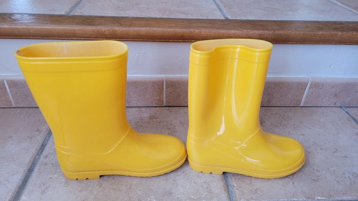 Paire de bottes de pluie jaune en 32/33 - photo numéro 2