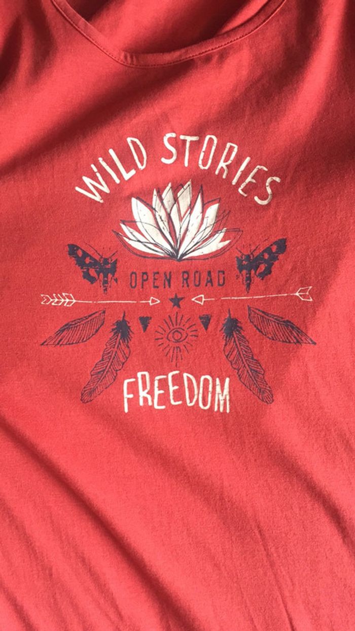 Tee-shirt rouge avec écriture - photo numéro 2