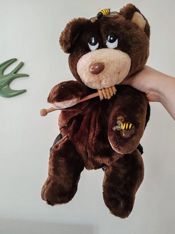 Sac à dos ours avec son miel