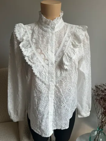 Chemise blanche et dentelle