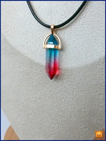 Collier pendentif hexagonal bleu et rouge style vintage