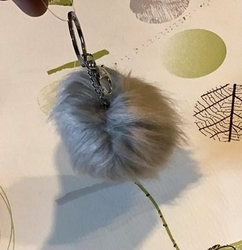 Porte clef pompon  gris 7 cm diametre