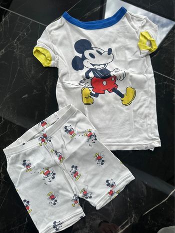 Lot 4 pyjamas H&M et GAP 4 ans