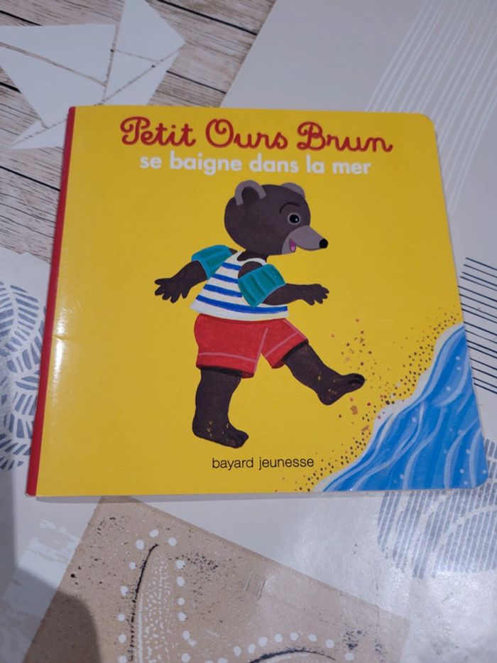 Petit ours brun se baigne