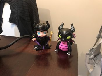 Figurine maléfique et dragon la belle au bois dormant disney