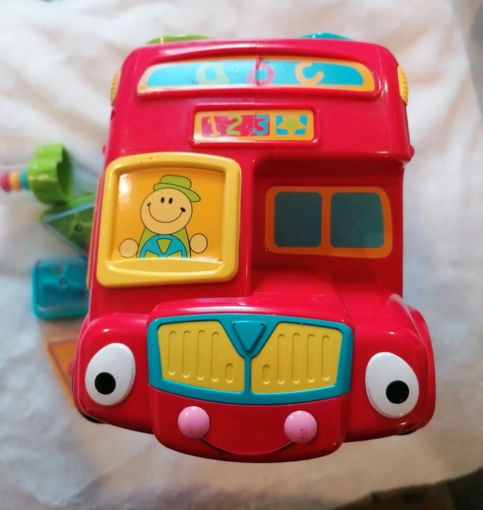 Bus avec pièces encastrables