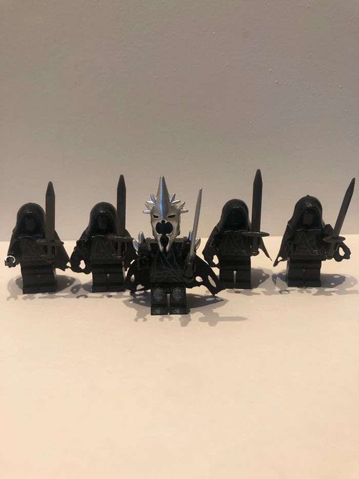 Figurine type lego le roi Angmar et 4 nazguls. Le seigneur des anneaux